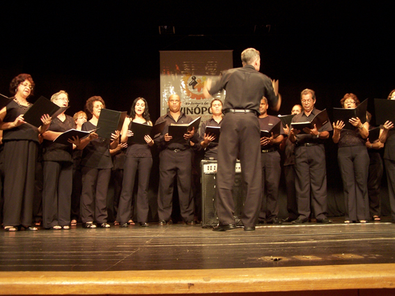 Coral Municipal e Escola Municipal de Música emocionam público coral escola de musica